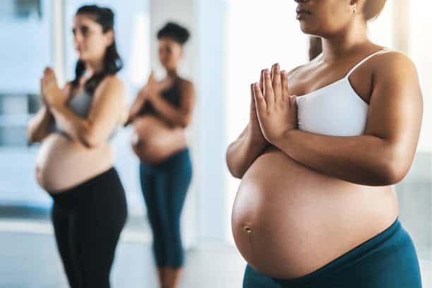 Yoga femme enceinte : 7 exercices et postures douces pour garder la forme