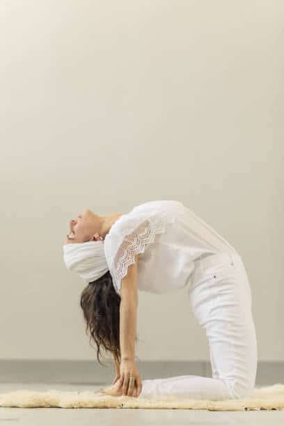 yoga kundalini position asana inversé femme yoga