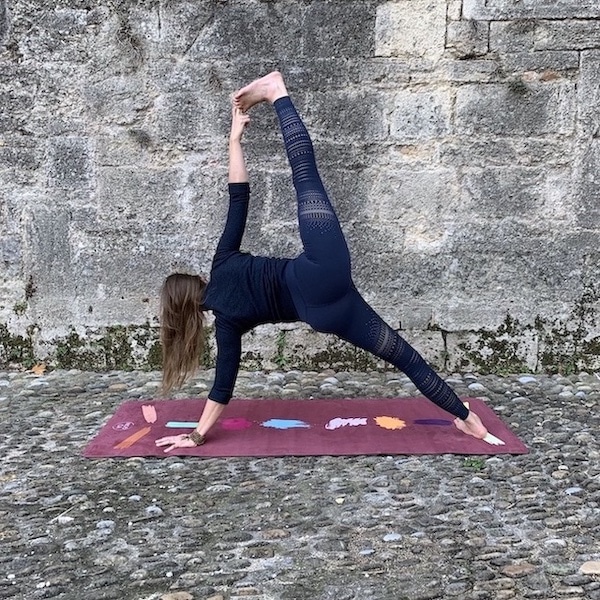 Position de yoga sur tapis en extérieur