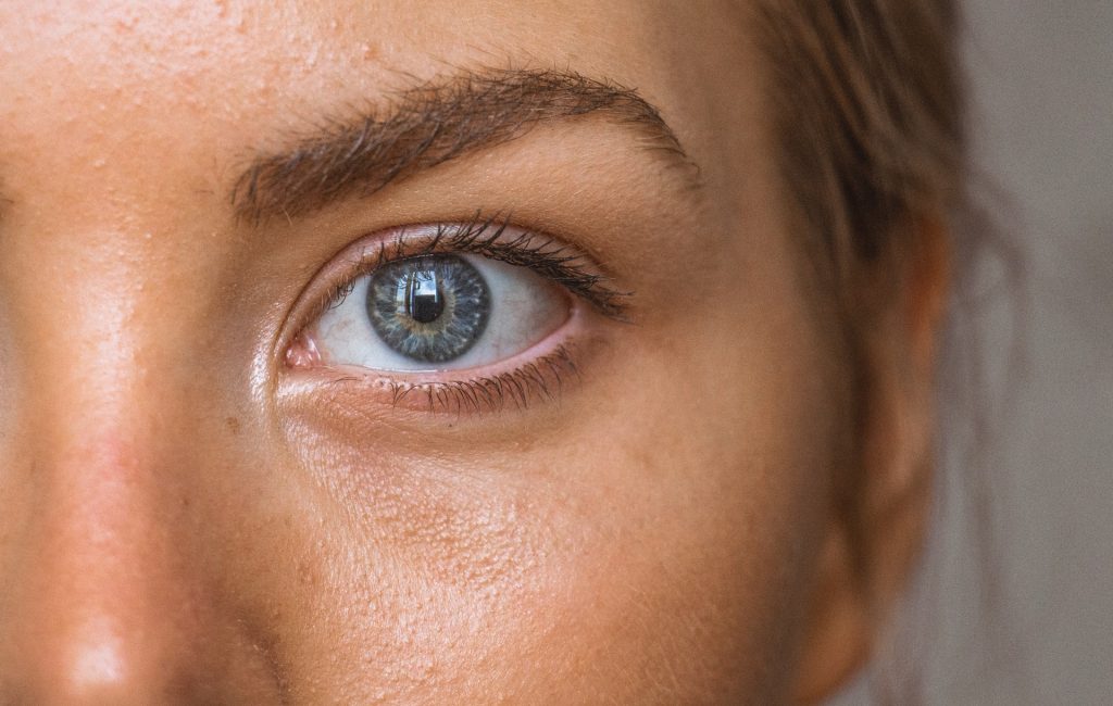 Oeil de femme et son contour après application d'une crème pour contour des yeux