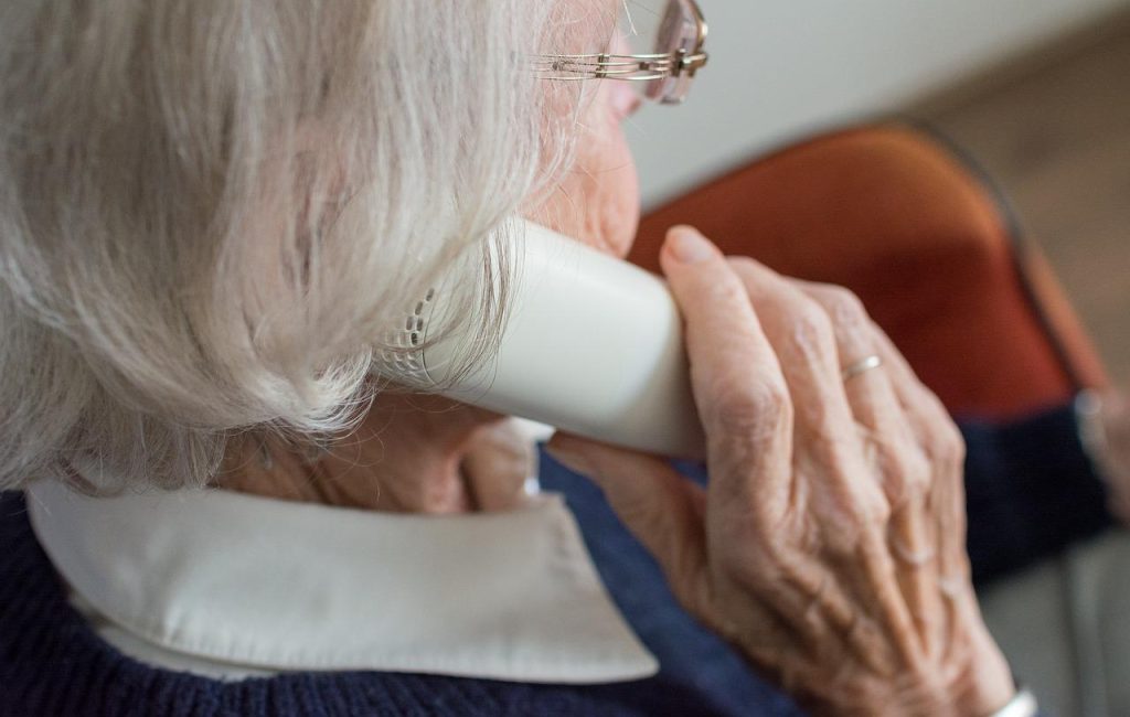 Femme âgée téléphonant pour connâitre la différence entre une aide ménagère et une aide à domicile