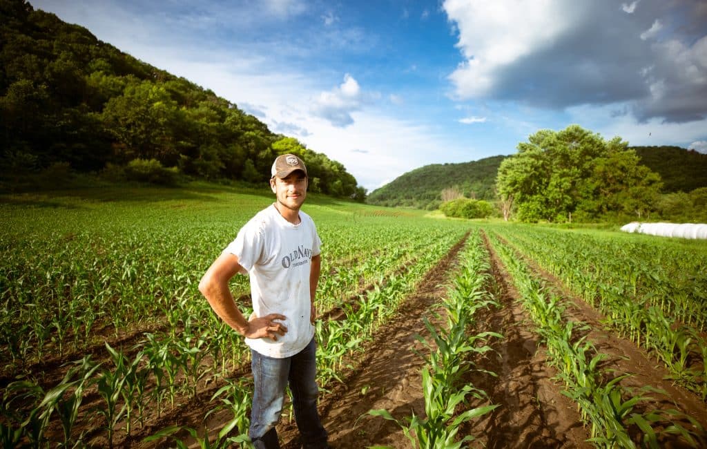Agriculteur bio posant dans son champ