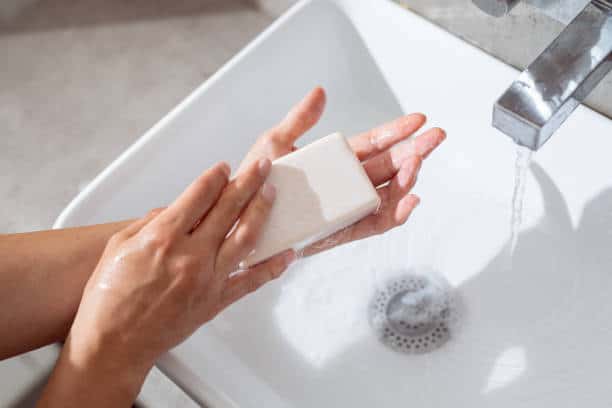Femme se lavant les mains avec un savon avec un ph bas