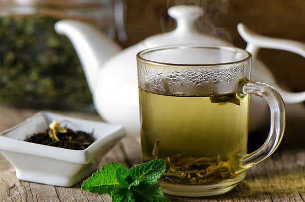 Tasse de thé vert à la menthe